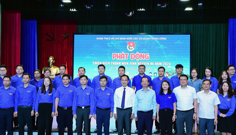 Các đồng chí lãnh đạo chụp hình lưu niệm tại chương trình.