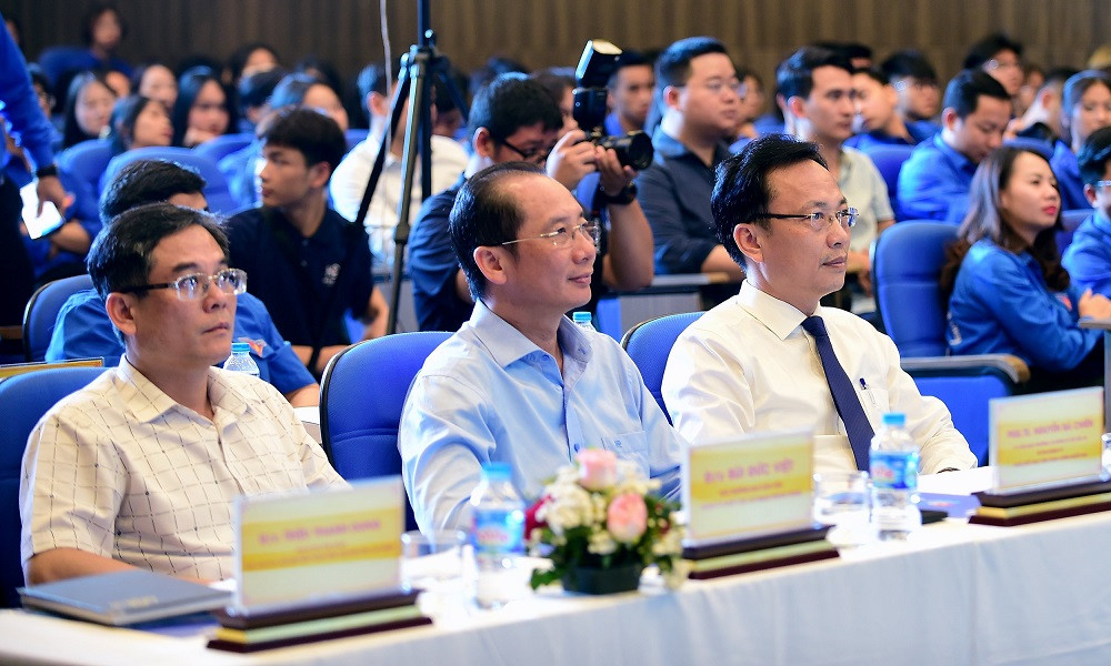 Các đồng chí lãnh đạo cùng đoàn viên, thanh niên tham dự chương trình.