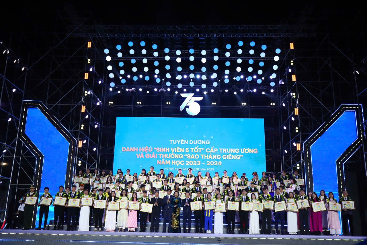 Lãnh đạo Đảng, Nhà nước, Trung ương Đoàn, T.Ư Hội trao danh hiệu "Sinh viên 5 tốt" và "Sao Tháng Giêng" cấp Trung ương cho các sinh viên. Lãnh đạo Đảng, Nhà nước, Trung ương Đoàn, T.Ư Hội trao danh hiệu "Sinh viên 5 tốt" và "Sao Tháng Giêng" cấp Trung ương cho các sinh viên.