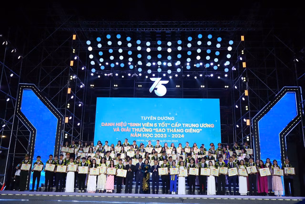 Lãnh đạo Đảng, Nhà nước, Trung ương Đoàn, T.Ư Hội trao danh hiệu "Sinh viên 5 tốt" và "Sao Tháng Giêng" cấp Trung ương cho các sinh viên.