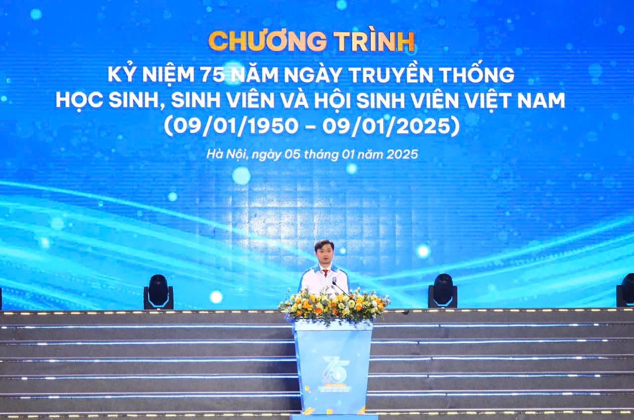 Đồng chí Nguyễn Minh Triết, Bí thư T.Ư Đoàn, Chủ tịch T.Ư Hội sinh viên Việt Nam phát biểu tại lễ tuyên dương.