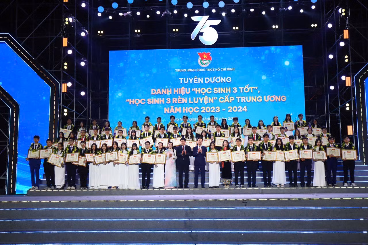 Đồng chí Nguyễn Tường Lâm, Bí thư Trung ương Đoàn và đồng chí Nguyễn Phạm Duy Trang, Bí thư Trung ương Đoàn vinh danh học sinh đạt danh hiệu “Học sinh 3 tốt”, “Học sinh 3 rèn luyện.