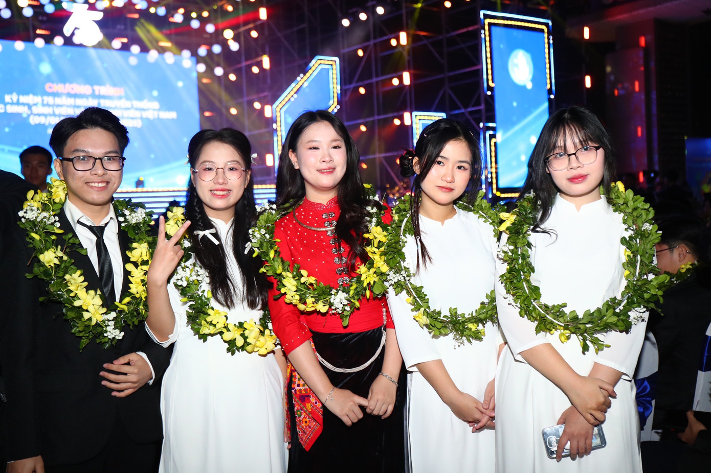 Học sinh, sinh viên tiêu biểu xuất sắc tại lễ tuyên dương. Học sinh, sinh viên tiêu biểu xuất sắc tại lễ tuyên dương.