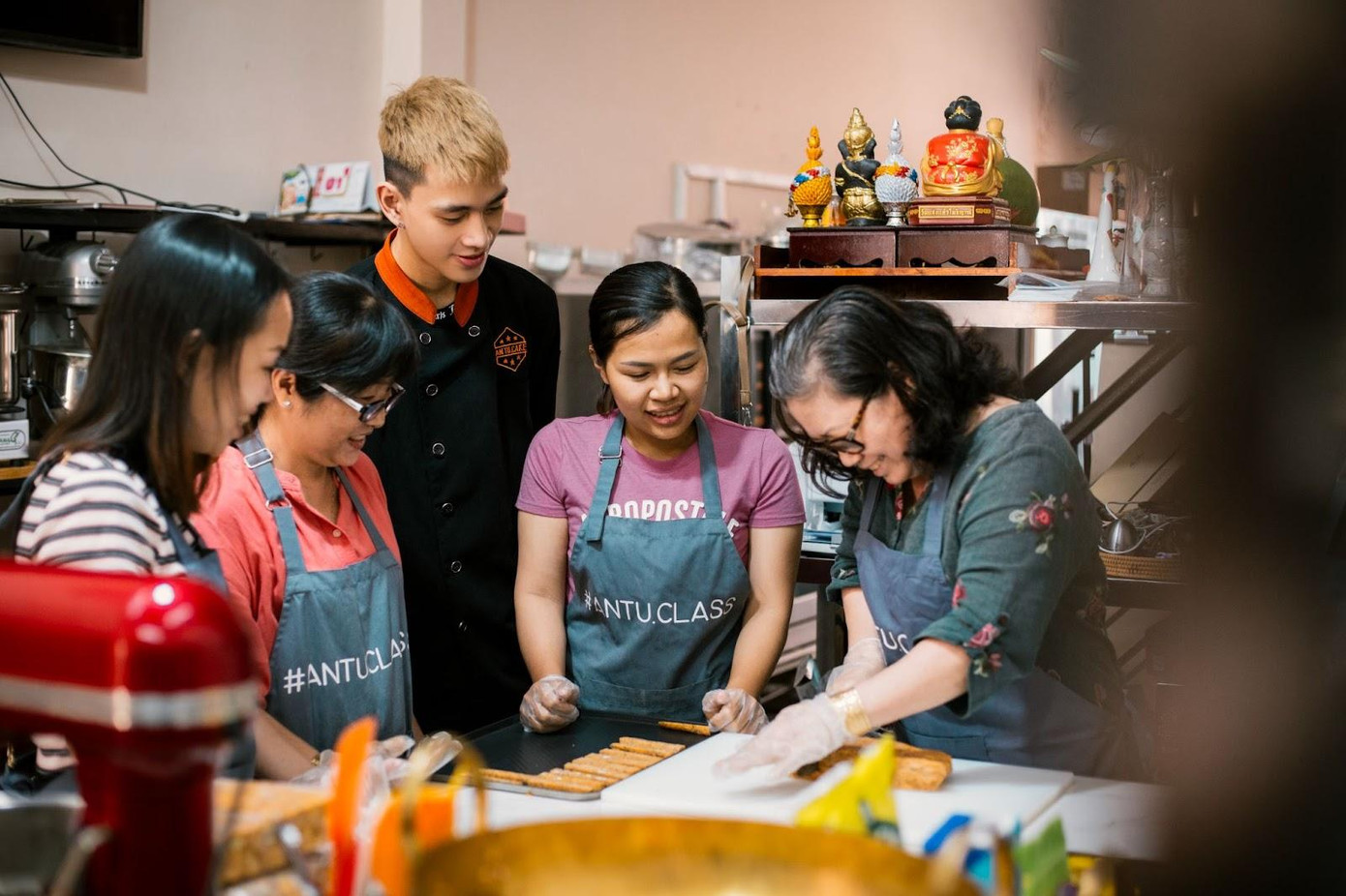 Những lớp học làm bánh của An Tú luôn đông kín học viên từ nhiều lứa tuổi. Những lớp học làm bánh của An Tú luôn đông kín học viên từ nhiều lứa tuổi.