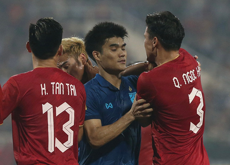 Tình huống xô xát giữa Theerathon và Quế Ngọc Hải. Tình huống xô xát giữa Theerathon và Quế Ngọc Hải.