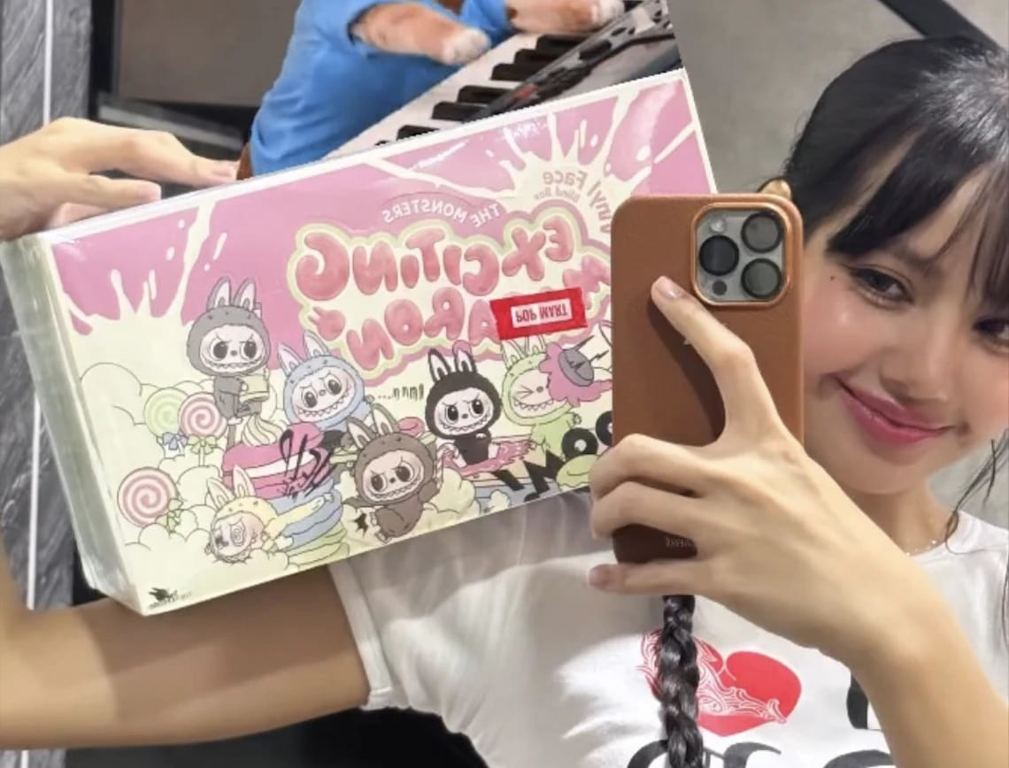 Lisa (BLACKPINK) góp phần tạo nên cơn sốt Labubu.