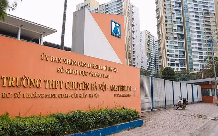 Điểm thi trường THPT chuyên Hà Nội - Amsterdam có thí sinh ngủ quên nên tới thi trễ.