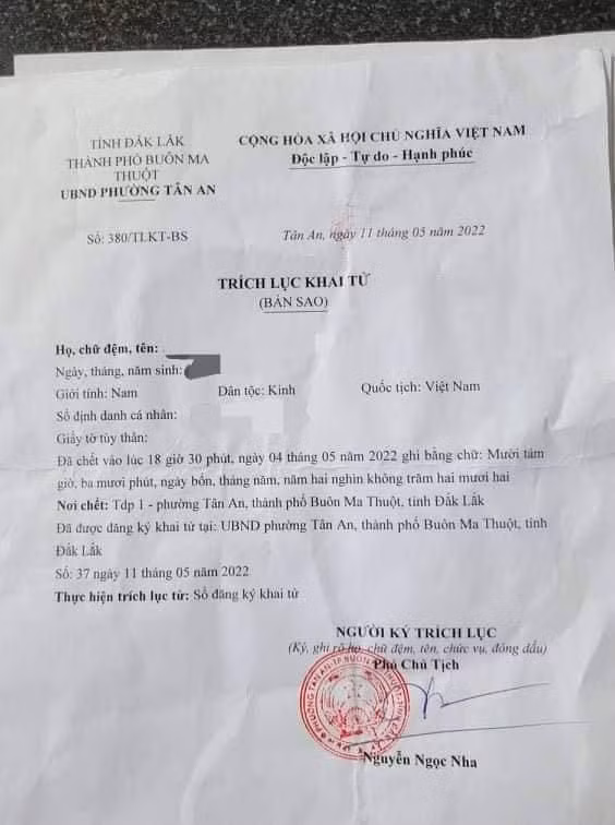 Giấy khai tử của chị T.T.N.P. xin cơ quan chức năng làm cho con trai. (Ảnh: T.X)
