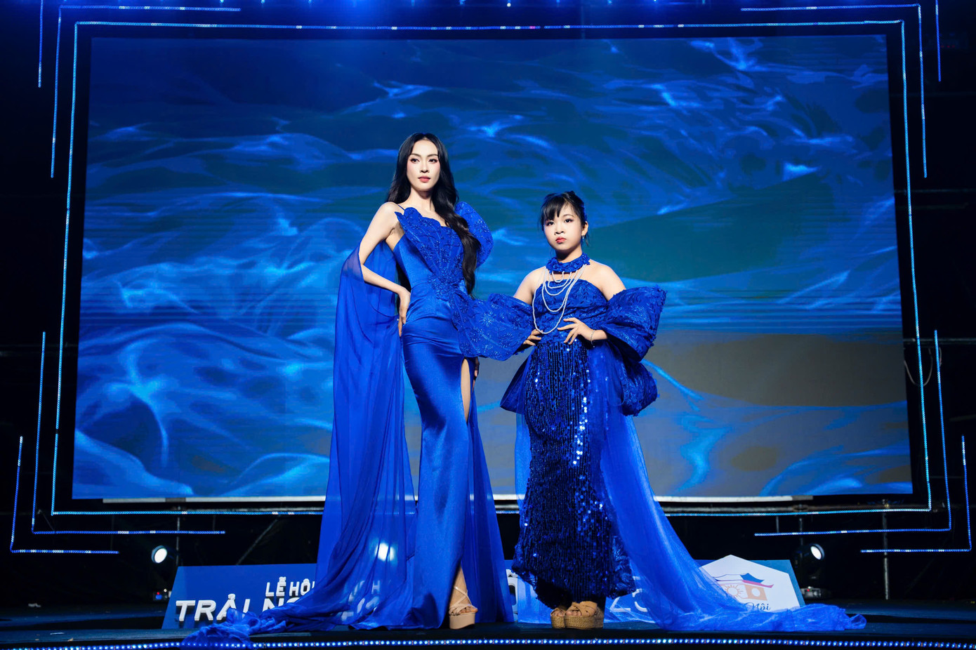Á hậu Miss Universe Việt Nam Vũ Thúy Quỳnh cùng Á quân quốc tế Nguyễn Lê Thuỳ Linh trình diễn bộ sưu tập "Đại dương xanh" của nhà thiết kế Châu Loan.