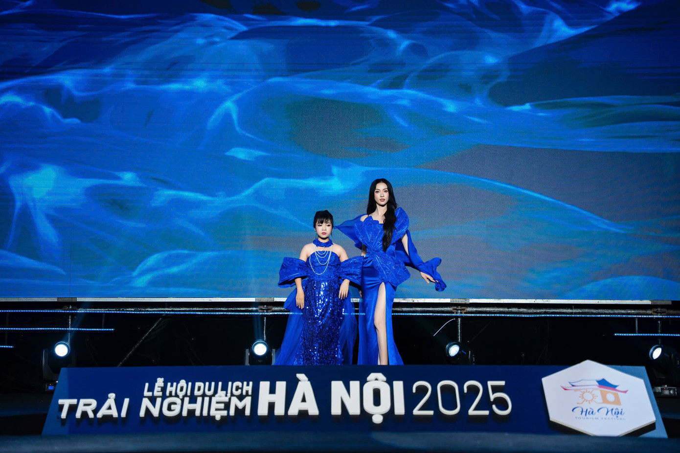 Á hậu Miss Universe Việt Nam Vũ Thúy Quỳnh cùng Á quân quốc tế Nguyễn Lê Thuỳ Linh trình diễn bộ sưu tập "Đại dương xanh" của nhà thiết kế Châu Loan.