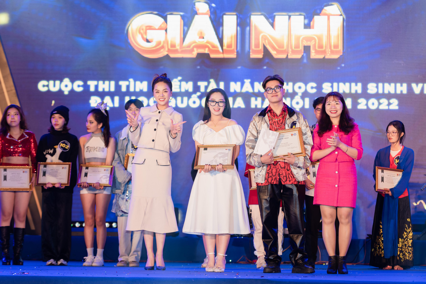 Thí sinh Đặng Ngọc Linh và đội thi Cá mèo from IShuffle là chủ nhân của giải Á quân. Thí sinh Đặng Ngọc Linh và đội thi Cá mèo from IShuffle là chủ nhân của giải Á quân.