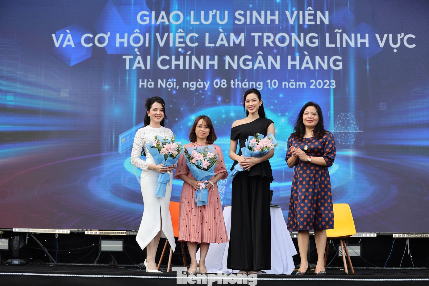 Bà Trần Thị Thu Huyền (phải) - Phó Trưởng Ban tổ chức Ngày thẻ Việt Nam 2023 - Sóng Festival tặng hoa cảm ơn các khách mời.