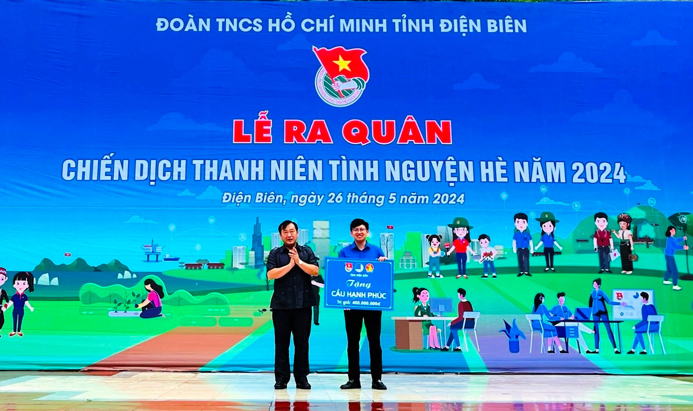 Phó Chủ tịch UBND tỉnh Vừ A Bằng trao biển tượng trưng công trình “Cầu hạnh phúc” cho Huyện đoàn Nậm Pồ. Phó Chủ tịch UBND tỉnh Vừ A Bằng trao biển tượng trưng công trình “Cầu hạnh phúc” cho Huyện đoàn Nậm Pồ.