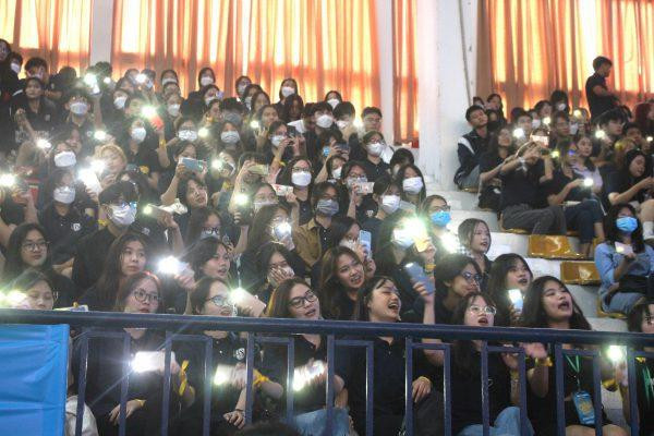 Các tân sinh viên hòa theo giọng hát của ca sĩ - diễn giả. Các tân sinh viên hòa theo giọng hát của ca sĩ - diễn giả.