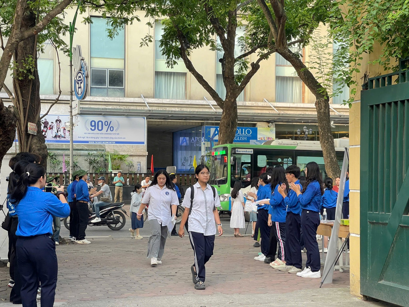 Thí sinh tại điểm thi THPT Phan Đình Phùng được các thanh niên tình nguyện Tiếp sức mùa thi. (Ảnh: Linh Phương) Thí sinh tại điểm thi THPT Phan Đình Phùng được các thanh niên tình nguyện Tiếp sức mùa thi. (Ảnh: Linh Phương)