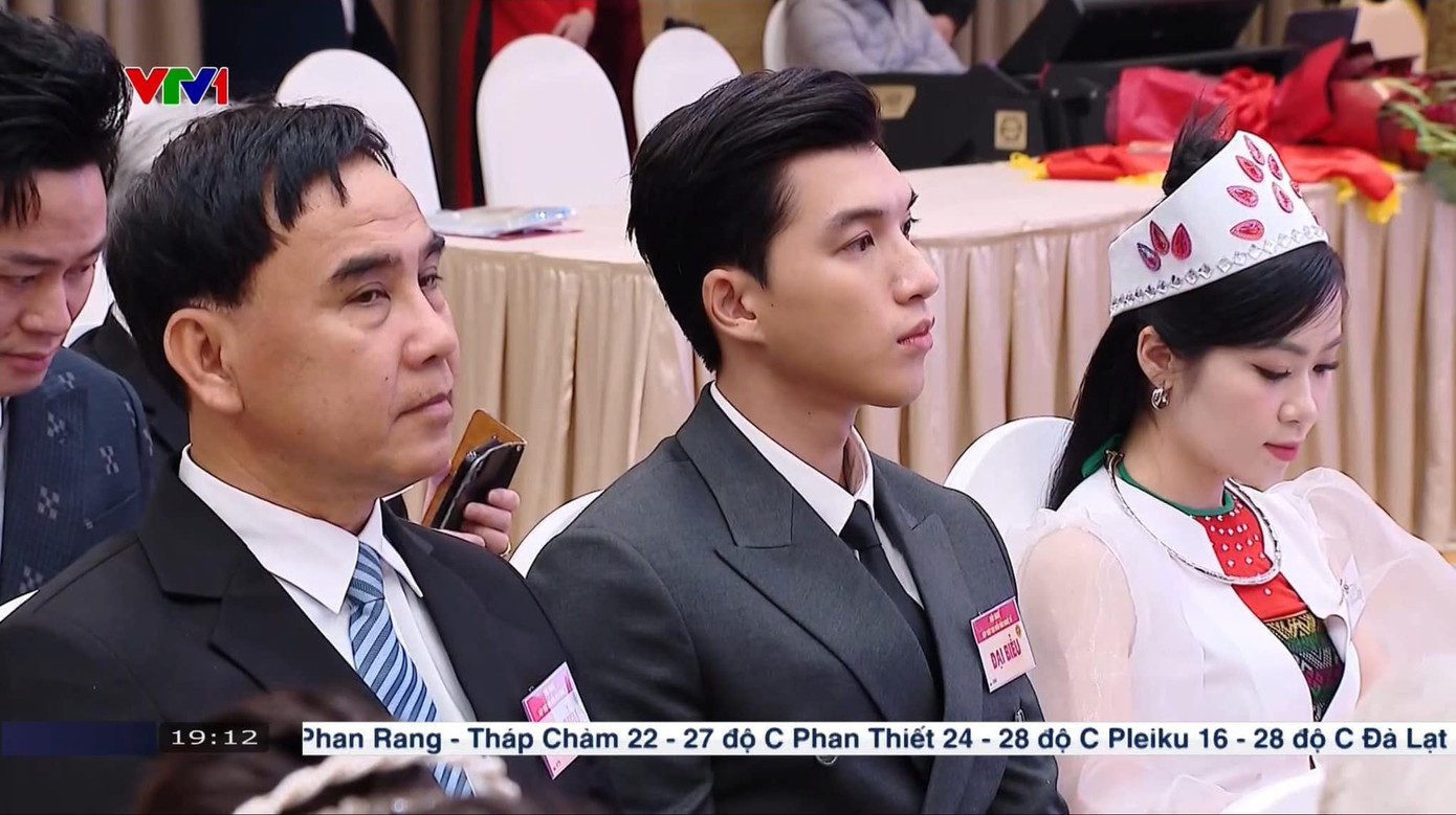 Dù xuất hiện lướt qua trên sóng truyền hình nhưng HIEUTHUHAI được các fan nhanh tay "chụp màn hình".