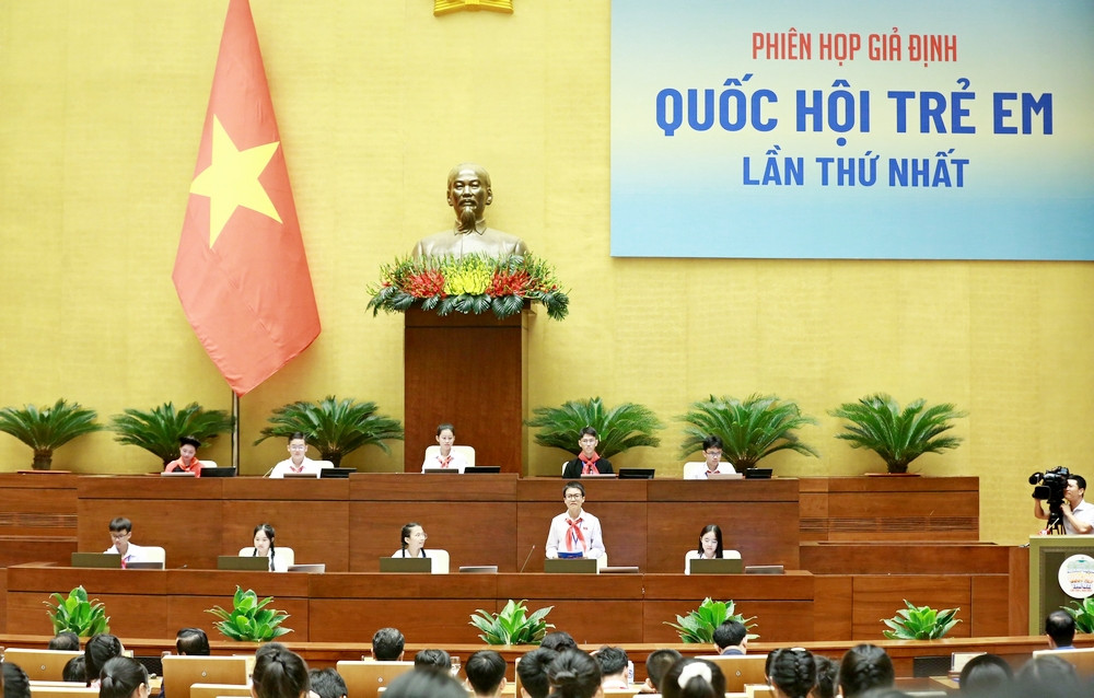 Các đại biểu thiếu nhi thực hiện Phiên họp giả định Quốc hội trẻ em lần thứ I năm 2023.