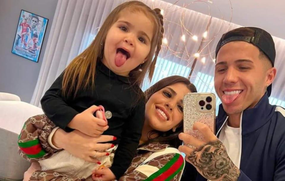 Dù mới 21 tuổi nhưng Fernandez đã có vợ và con gái gần 3 tuổi vô cùng đáng yêu.