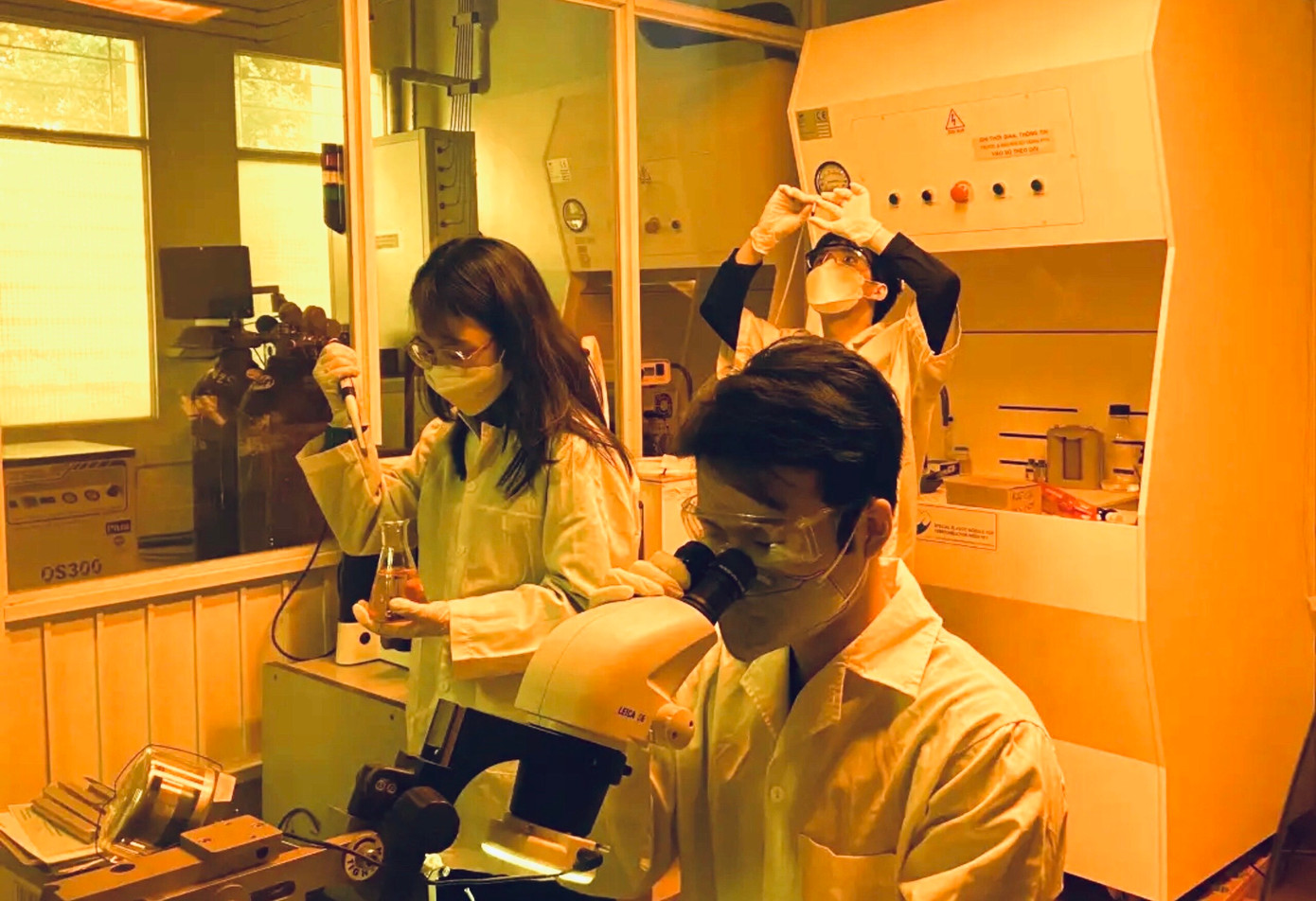 Thu Thủy nghiên cứu khoa học tại phòng thí nghiệm của Trường ĐH Công nghệ.