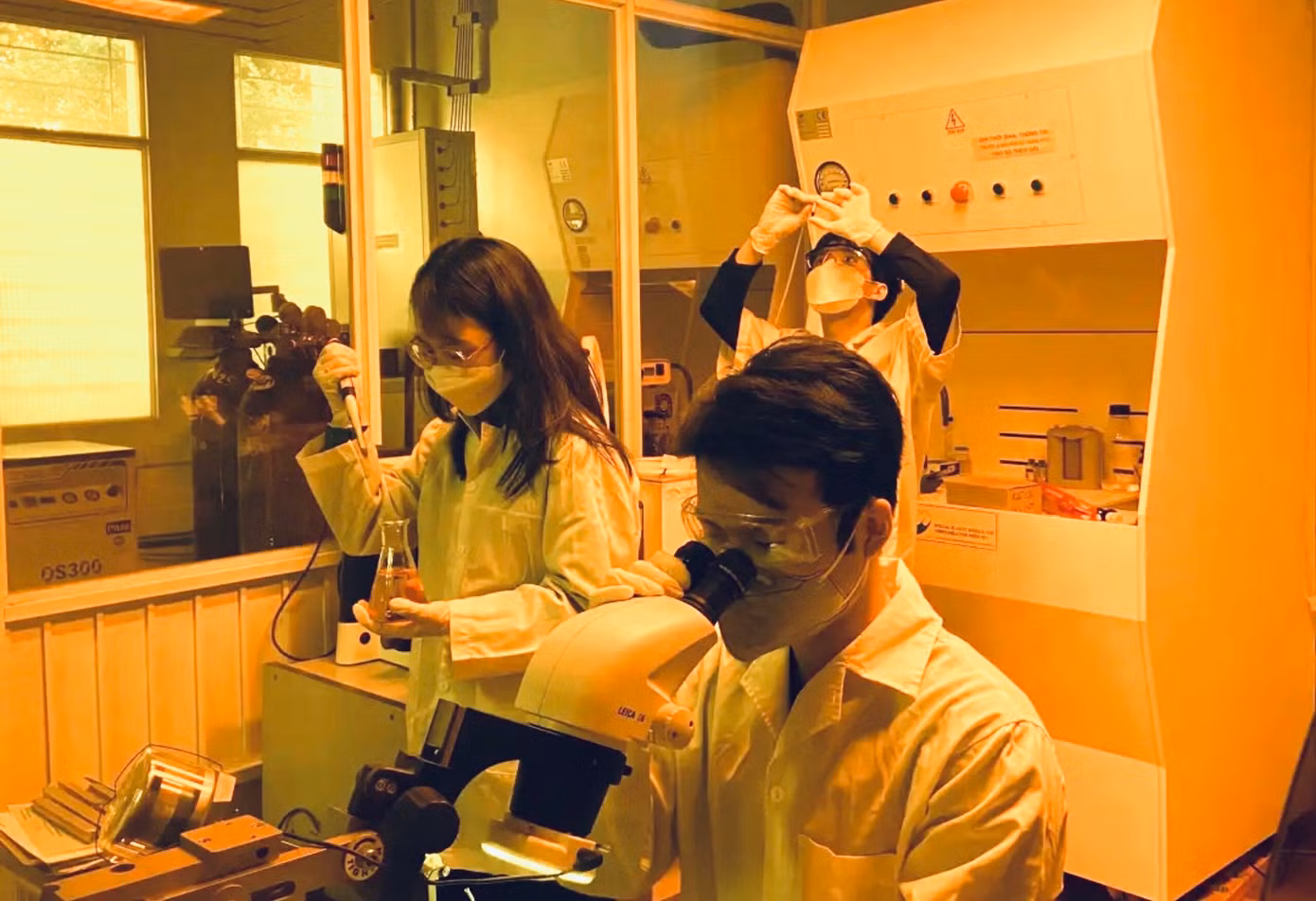 Thu Thủy nghiên cứu khoa học tại phòng thí nghiệm của Trường ĐH Công nghệ.