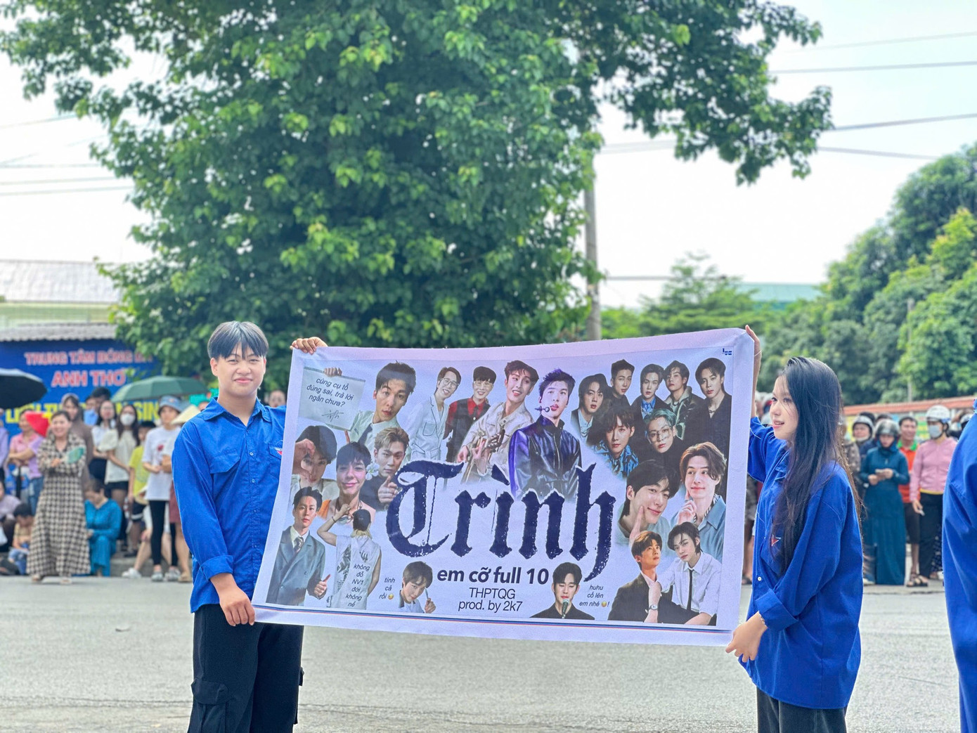 Banner cổ vũ thí sinh 2K7 thi tốt nghiệp THPT tại điểm thi THCS Lý Tự Trọng (TP Hoa Lư, tỉnh Ninh Bình). Ảnh: THPT Đinh Tiên Hoàng, Ninh Bình Banner cổ vũ thí sinh 2K7 thi tốt nghiệp THPT tại điểm thi THCS Lý Tự Trọng (TP Hoa Lư, tỉnh Ninh Bình). Ảnh: THPT Đinh Tiên Hoàng, Ninh Bình