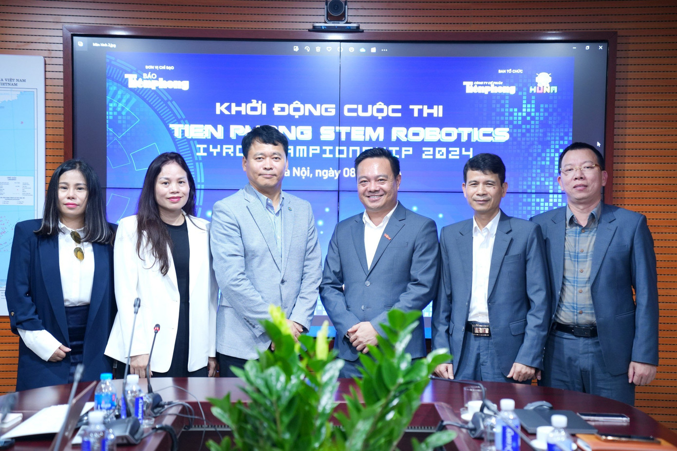 Đại diện các thành viên Ban tổ chức cuộc thi “Tien Phong Stem Robotics – IYRC Championship 2024”.