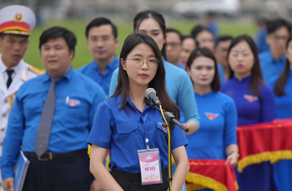 Bạn Nguyễn Thị Châu Anh - Phó Chủ tịch Hội SVVN TP.HCM, Sinh viên trường Đại học Quốc tế - Đại học Quốc gia TP.HCM phát biểu báo công với Bác. Bạn Nguyễn Thị Châu Anh - Phó Chủ tịch Hội SVVN TP.HCM, Sinh viên trường Đại học Quốc tế - Đại học Quốc gia TP.HCM phát biểu báo công với Bác.