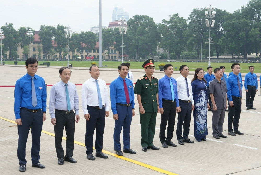 Các đồng chí lãnh đạo dự Lễ báo công cùng 420 đại biểu thanh niên tiên tiến làm theo lời Bác. Các đồng chí lãnh đạo dự Lễ báo công cùng 420 đại biểu thanh niên tiên tiến làm theo lời Bác.