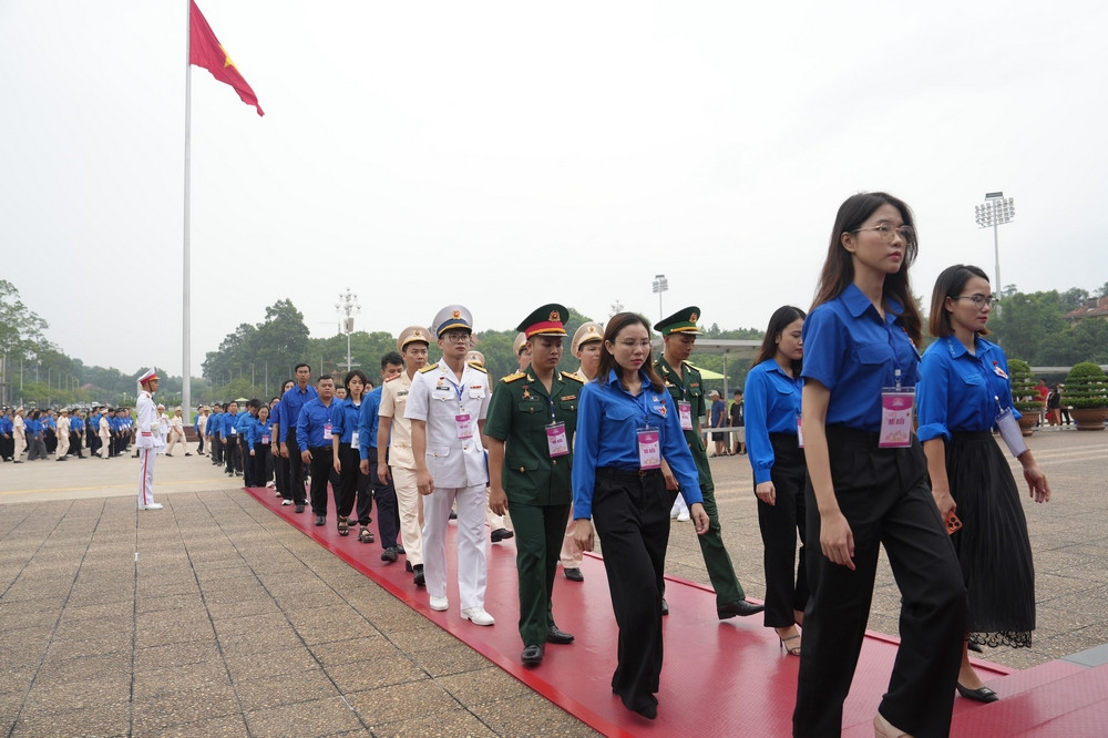 Các đại biểu vào Lăng viếng Chủ tịch Hồ Chí Minh. Các đại biểu vào Lăng viếng Chủ tịch Hồ Chí Minh.