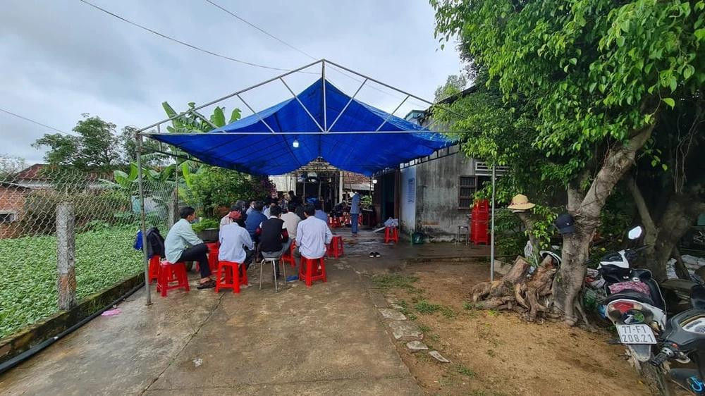 Hàng xóm, người thân đến viếng đám tang nam sinh viên xấu số.