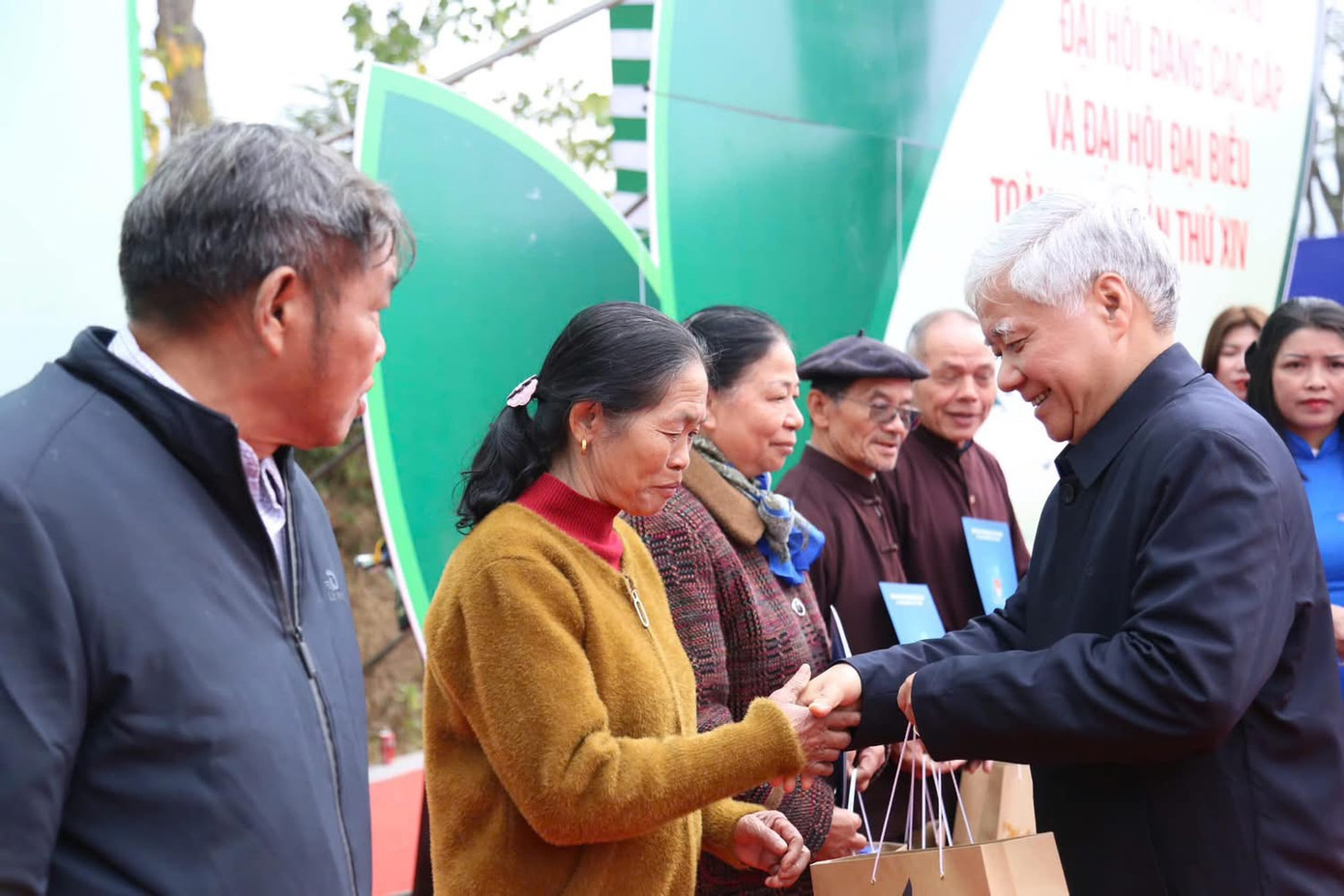 Đồng chí Đỗ Văn Chiến, Ủy viên Bộ Chính trị, Bí thư T.Ư Đảng, Chủ tịch Ủy ban T.Ư Mặt trận Tổ quốc Việt Nam trao quà cho những cá nhân người có uy tín trong cộng đồng tại lễ phát động.