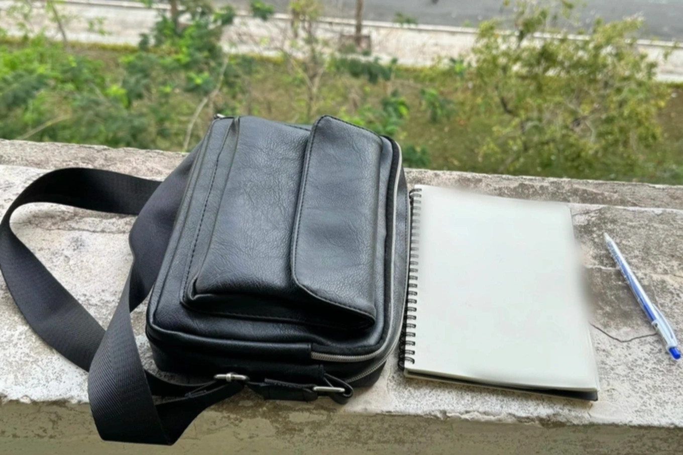 Túi xách và cuốn sổ tay nam sinh viên Trường Đại học Khoa học Tự nhiên (Đại học Quốc gia TPHCM) để lại trên tầng 5. (Ảnh: Công an cung cấp cho báo chí) Túi xách và cuốn sổ tay nam sinh viên Trường Đại học Khoa học Tự nhiên (Đại học Quốc gia TPHCM) để lại trên tầng 5. (Ảnh: Công an cung cấp cho báo chí)