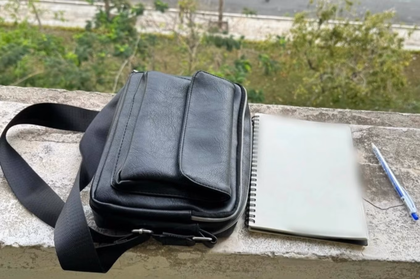 Túi xách và cuốn sổ tay nam sinh viên Trường Đại học Khoa học Tự nhiên (Đại học Quốc gia TPHCM) để lại trên tầng 5. (Ảnh: Công an cung cấp cho báo chí)