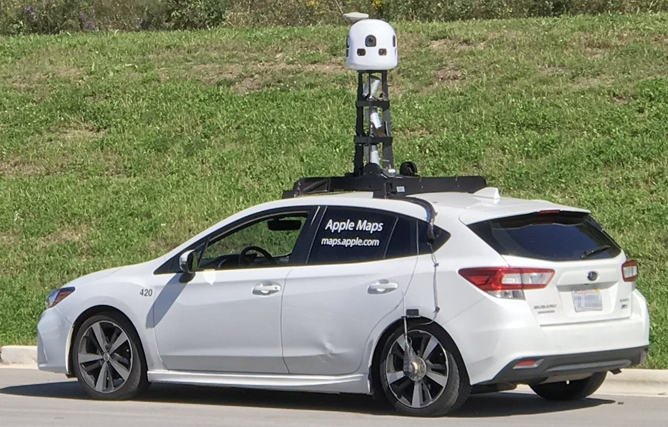 Một chiếc xe hoạt động thu thập dữ liệu cho Apple Maps tại Hoa Kỳ vào cuối tháng 9/2019. Một chiếc xe hoạt động thu thập dữ liệu cho Apple Maps tại Hoa Kỳ vào cuối tháng 9/2019.