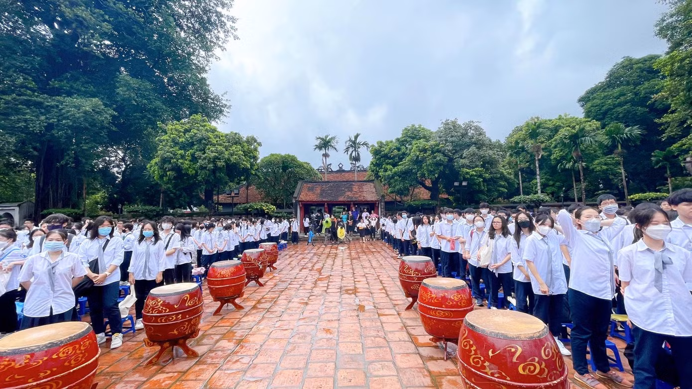 Công tác chuẩn bị tại điểm cầu Văn Miếu - Quốc Tử Giám. (Ảnh: Facebook MC Hoàng Linh)