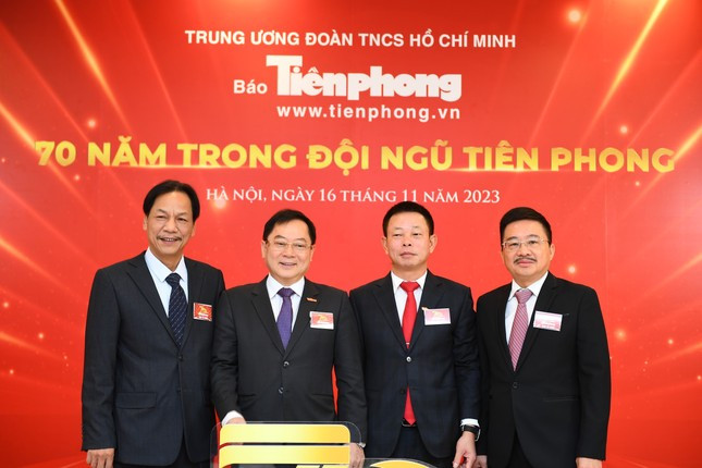 Ban Biên tập báo Tiền Phong tại lễ kỷ niệm (từ trái qua): Phó TBT Lê Minh Toản, TBT Lê Xuân Sơn, Phó TBT Vũ Tiến, Phó TBT Phùng Công Sưởng. Ban Biên tập báo Tiền Phong tại lễ kỷ niệm (từ trái qua): Phó TBT Lê Minh Toản, TBT Lê Xuân Sơn, Phó TBT Vũ Tiến, Phó TBT Phùng Công Sưởng.