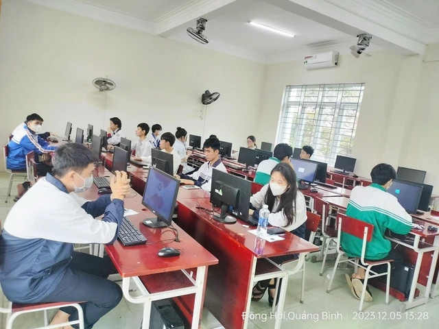 Thí sinh tham gia thi học sinh giỏi môn Tin học năm học 2023 - 2024 tại Quảng Bình. Thí sinh tham gia thi học sinh giỏi môn Tin học năm học 2023 - 2024 tại Quảng Bình.