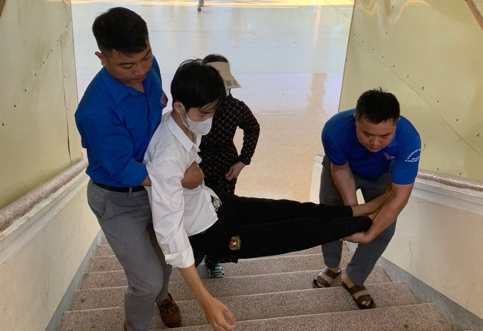 Những thí sinh đặc biệt của kỳ thi tốt nghiệp: Nằm sấp làm bài, không giấy tờ tùy thân do nhà cháy ảnh 4 Những thí sinh đặc biệt của kỳ thi tốt nghiệp: Nằm sấp làm bài, không giấy tờ tùy thân do nhà cháy ảnh 4