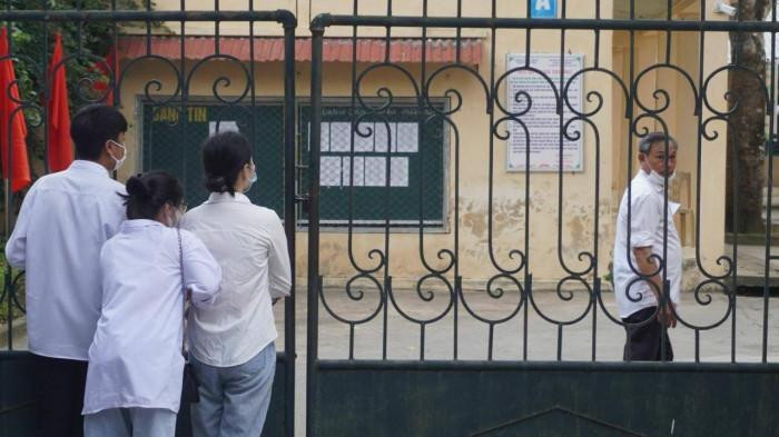 Tại khu vực cổng trường, nhiều học sinh tỏ ra buồn bã khi chứng kiến cảnh nhà trường khai giảng, nhưng không thể được vào. (Ảnh cắt từ video lan truyền trên MXH) Tại khu vực cổng trường, nhiều học sinh tỏ ra buồn bã khi chứng kiến cảnh nhà trường khai giảng, nhưng không thể được vào. (Ảnh cắt từ video lan truyền trên MXH)