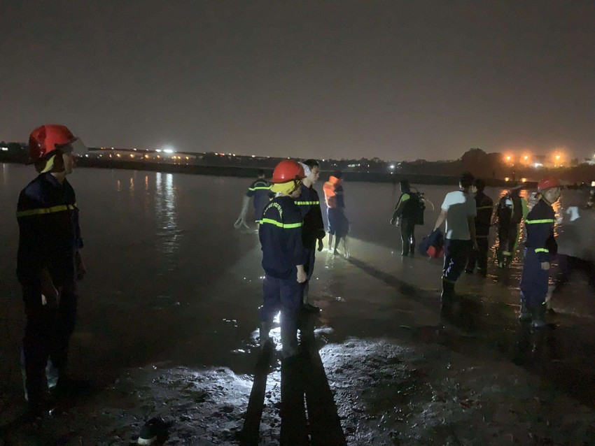 Lực lượng chức năng tỉnh Phú Thọ tìm kiếm các nạn nhân. (Ảnh: TQ)