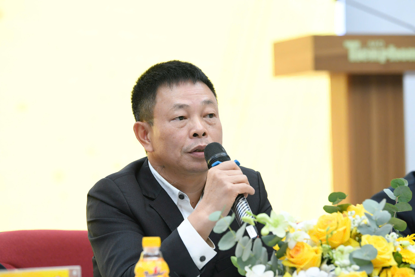 Nhà báo Phùng Công Sưởng - Tổng Biên tập báo Tiền Phong, Giám đốc Quỹ Hỗ trợ Tài năng trẻ Việt Nam.