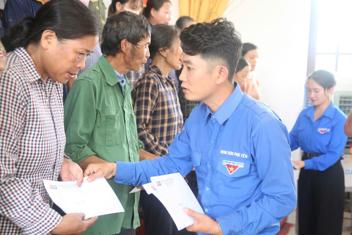 Anh Lưu Thành Nguyên, Phó chủ tịch Hội Thiện nguyện Đom Đóm Phú Yên tặng quà cho nhân bị ảnh hưởng do cơn bão số 3 tại chương trình.