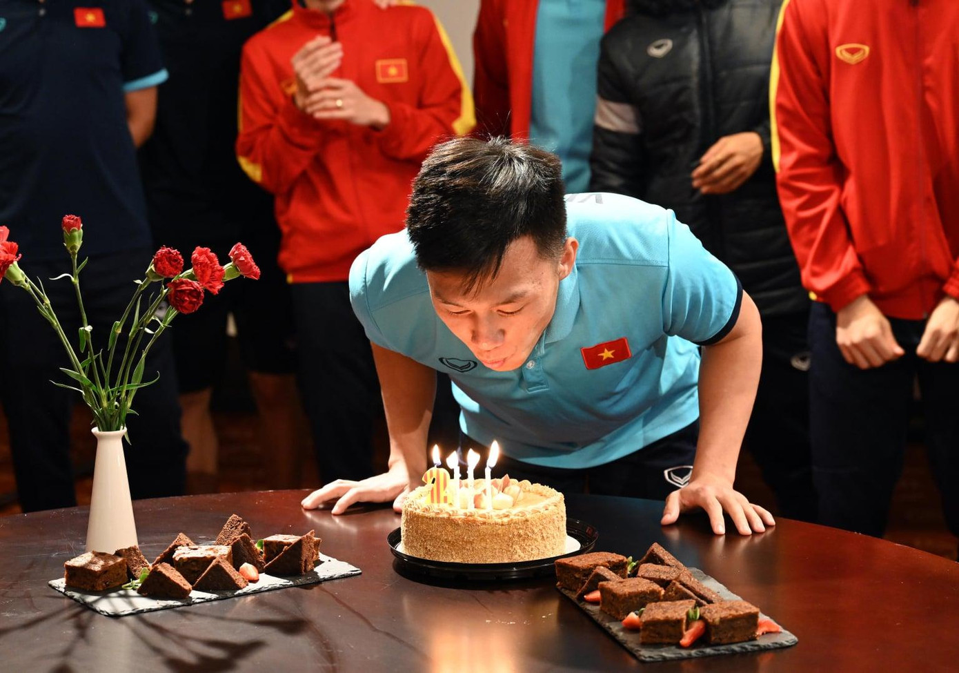 ĐT futsal Việt Nam tổ chức sinh nhật cho Nguyễn Văn Hiếu vào 10/9 vừa qua. ĐT futsal Việt Nam tổ chức sinh nhật cho Nguyễn Văn Hiếu vào 10/9 vừa qua.