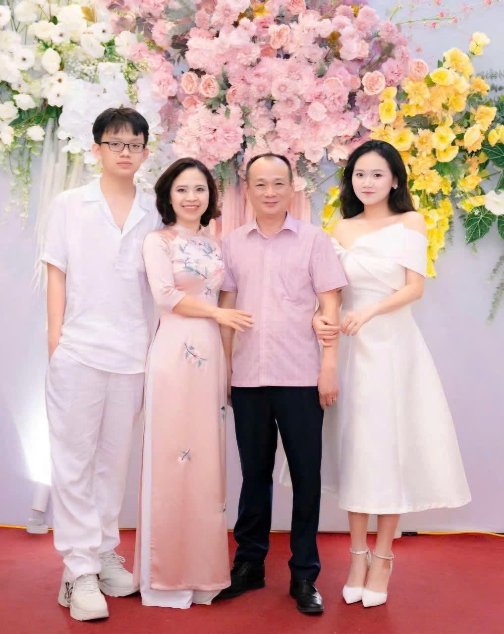 Quang Anh cùng bố mẹ và chị gái - điểm tựa tinh thần vô giá của cậu bạn trên hành trình chinh phục tri thức. Quang Anh cùng bố mẹ và chị gái - điểm tựa tinh thần vô giá của cậu bạn trên hành trình chinh phục tri thức.