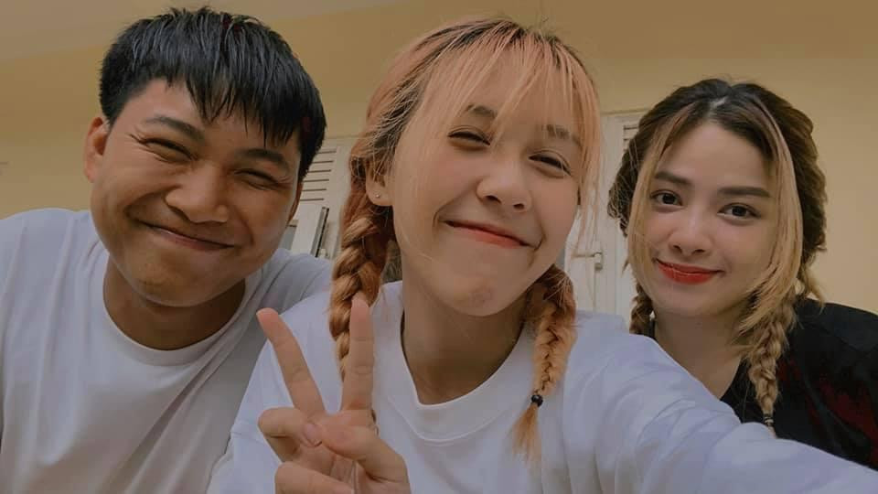 Hậu Hoàng cũng "thả" thêm bức ảnh với ghi chú là "3 chị em tôi", dân mạng đều bảo là nữ YouTuber và đồng chí Mũi trưởng thực sự rất có tướng phu thê. Hậu Hoàng cũng "thả" thêm bức ảnh với ghi chú là "3 chị em tôi", dân mạng đều bảo là nữ YouTuber và đồng chí Mũi trưởng thực sự rất có tướng phu thê.