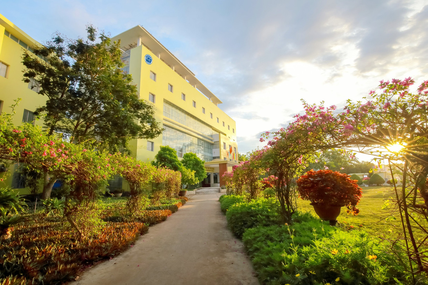 Không gian xanh - sạch - đẹp của Khu Hiệu bộ Trường.