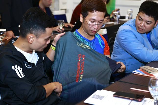 Các nhà báo "mục sở thị" túi đựng racekit Giải Vô địch Quốc gia Marathon và cự ly dài báo Tiền Phong lần thứ 66 - năm 2025. (Ảnh: Như Ý) Các nhà báo "mục sở thị" túi đựng racekit Giải Vô địch Quốc gia Marathon và cự ly dài báo Tiền Phong lần thứ 66 - năm 2025. (Ảnh: Như Ý)