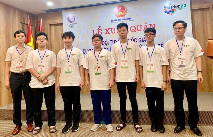 5 học sinh Việt Nam tham dự Olympic Vật lí quốc tế 2022 (đứng giữa). 5 học sinh Việt Nam tham dự Olympic Vật lí quốc tế 2022 (đứng giữa).