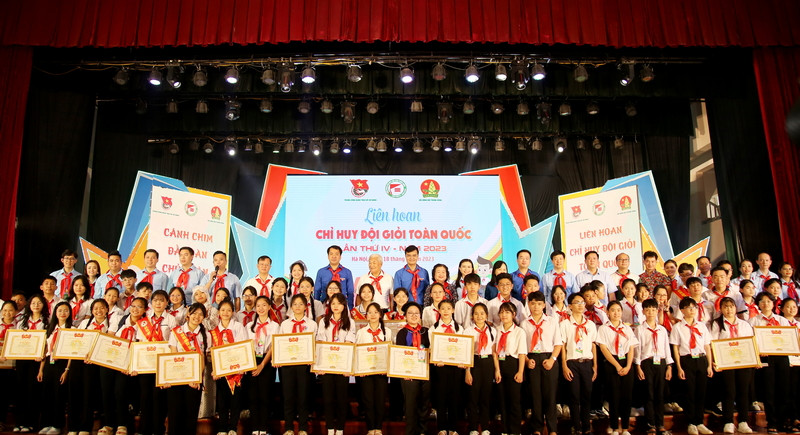 Các đồng chí lãnh đạo chụp ảnh cùng các Chỉ huy Đội giỏi tham dự Liên hoan Chỉ huy Đội giỏi toàn quốc lần thứ IV, năm 2023. Các đồng chí lãnh đạo chụp ảnh cùng các Chỉ huy Đội giỏi tham dự Liên hoan Chỉ huy Đội giỏi toàn quốc lần thứ IV, năm 2023.