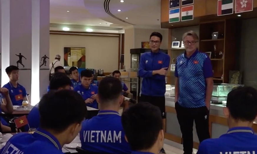 HLV Troussier trao đổi với ĐT Việt Nam sau trận thua ĐT Iraq.